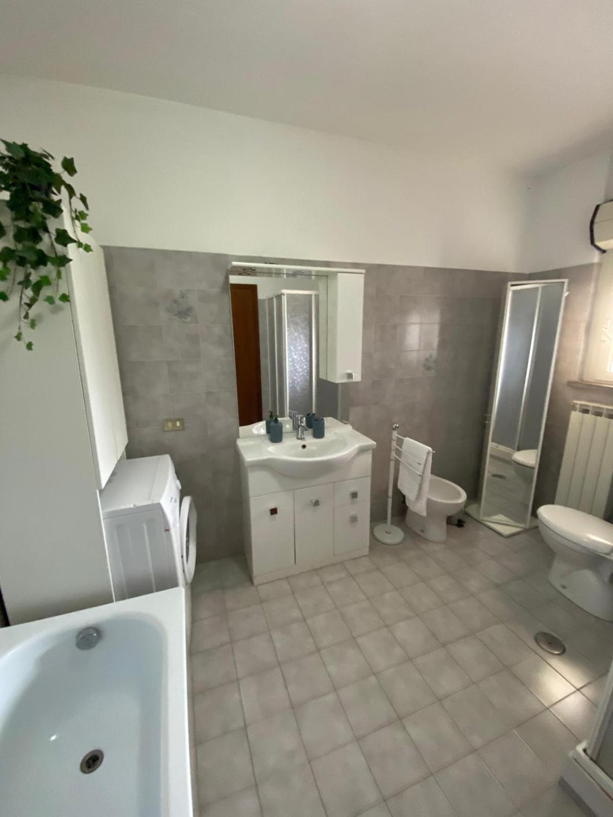 Il Tulipano Apartment Civitavecchia Luaran gambar